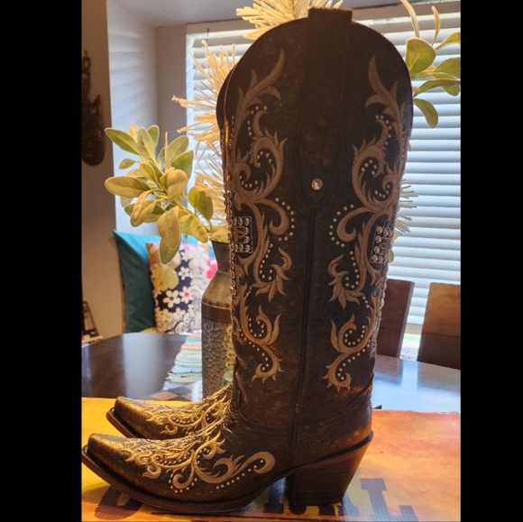 Corral tall distressed black-silver studded cross boot. Size 8.5 - Picture 6 of 9
